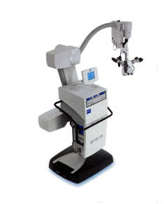 Рис.1. Хирургический микроскоп. Позволяет дифференцировать нервные структуры под 30-ти кратным увеличением. 